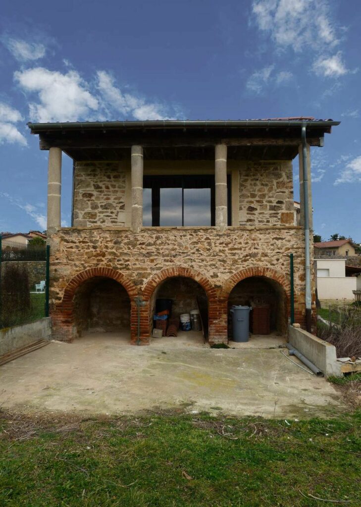 Rénovation énergétique BBC d'une bâtisse de 1700 dans les Monts du Lyonnais | Studio LOH Architecture Grenoble