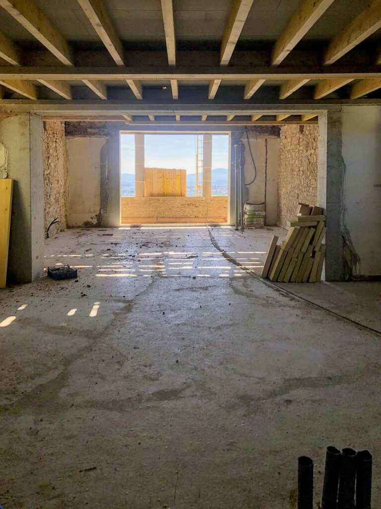 Rénovation énergétique BBC d'une bâtisse de 1700 dans les Monts du Lyonnais | Studio LOH Architecture Grenoble