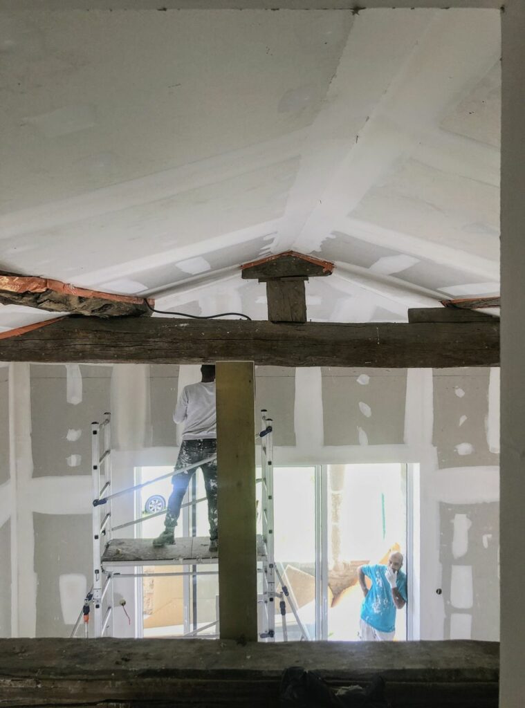 Rénovation énergétique BBC d'une bâtisse de 1700 dans les Monts du Lyonnais | Studio LOH Architecture Grenoble