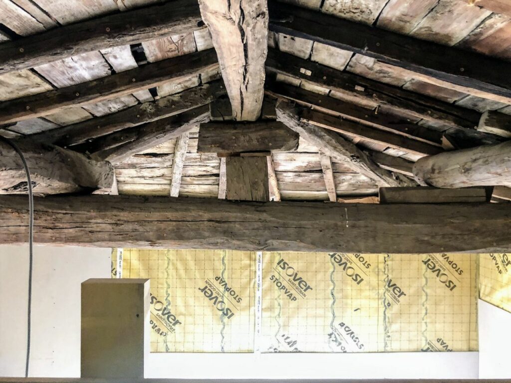 Rénovation énergétique BBC d'une bâtisse de 1700 dans les Monts du Lyonnais | Studio LOH Architecture Grenoble